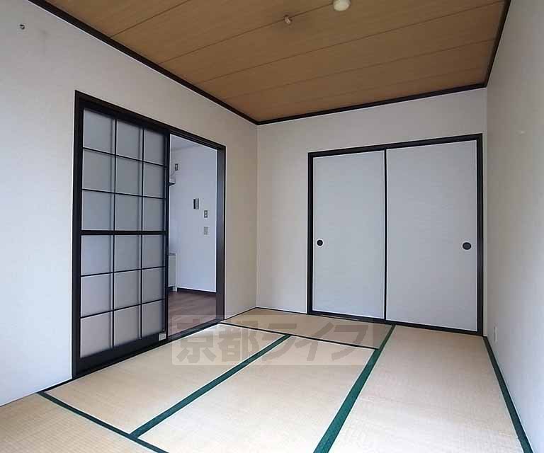 Living and room. Is a 6-tatami Japanese-style room on the west side.