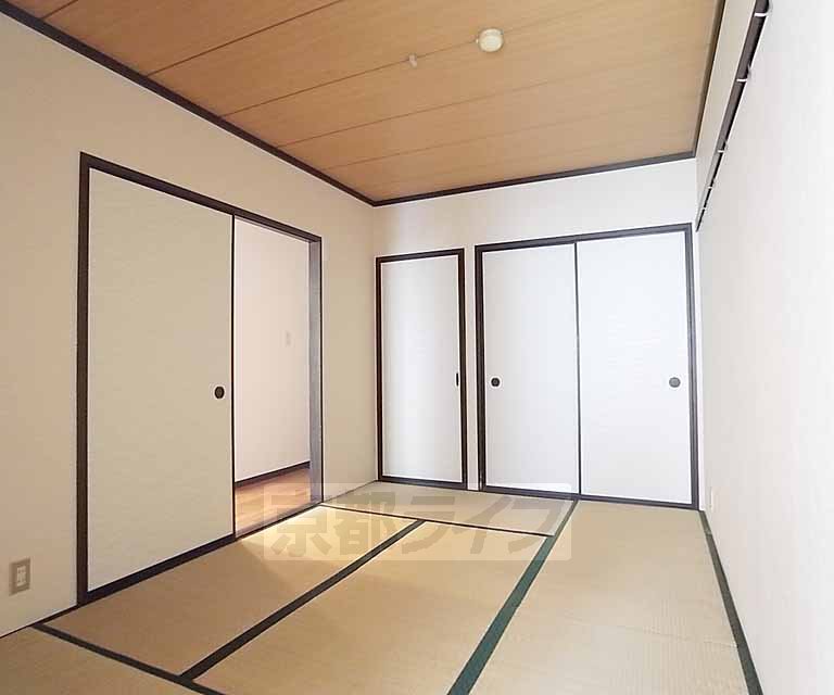 Living and room. Is a 6-tatami Japanese-style room on the east side.