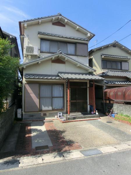 Local appearance photo. Local (10 May 2013) Shooting