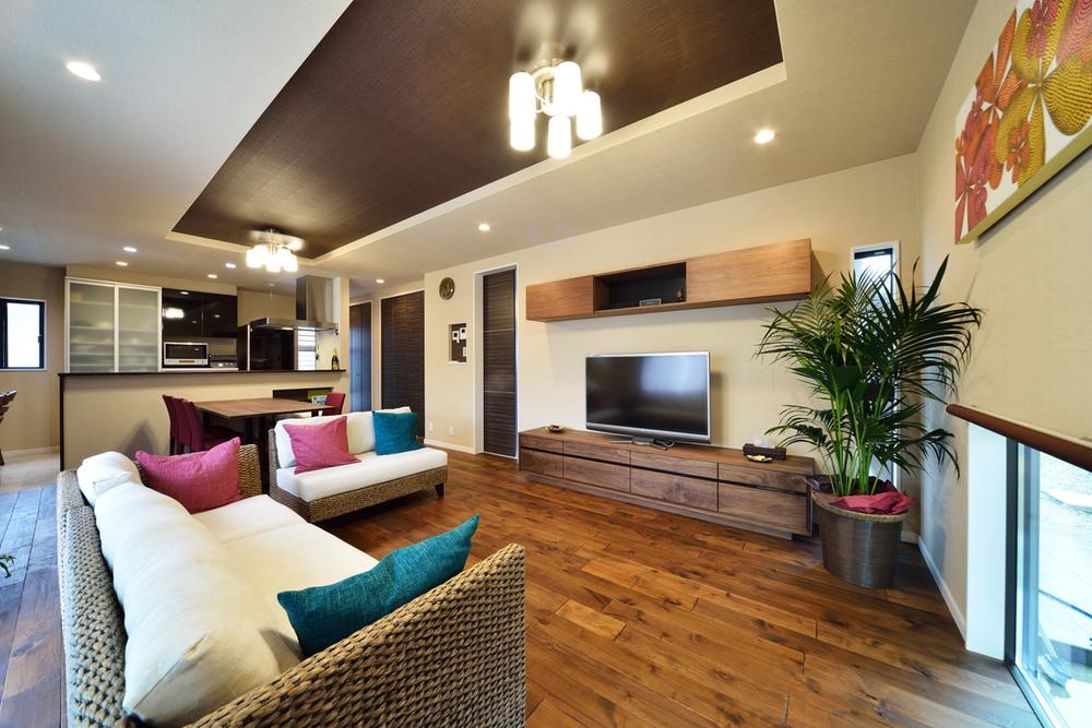 Natural interior, but it is popular with natural materials, Among them, solid wood to be used such as flooring humidity control with wood not only the warmth feeling of appearance ・ It is an excellent material to make for comfortable indoor environment in the thermal insulation effect. 