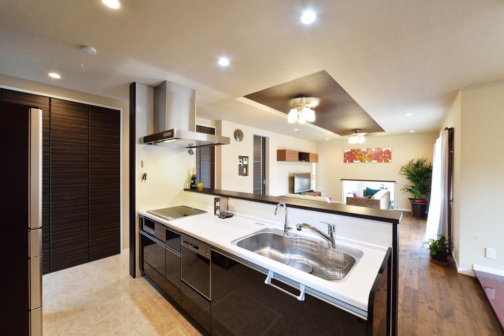 Same specifications photo (kitchen). We chose a white artificial marble of the top plate, Also point to the ease of cleaning with beautiful colors and textures. 