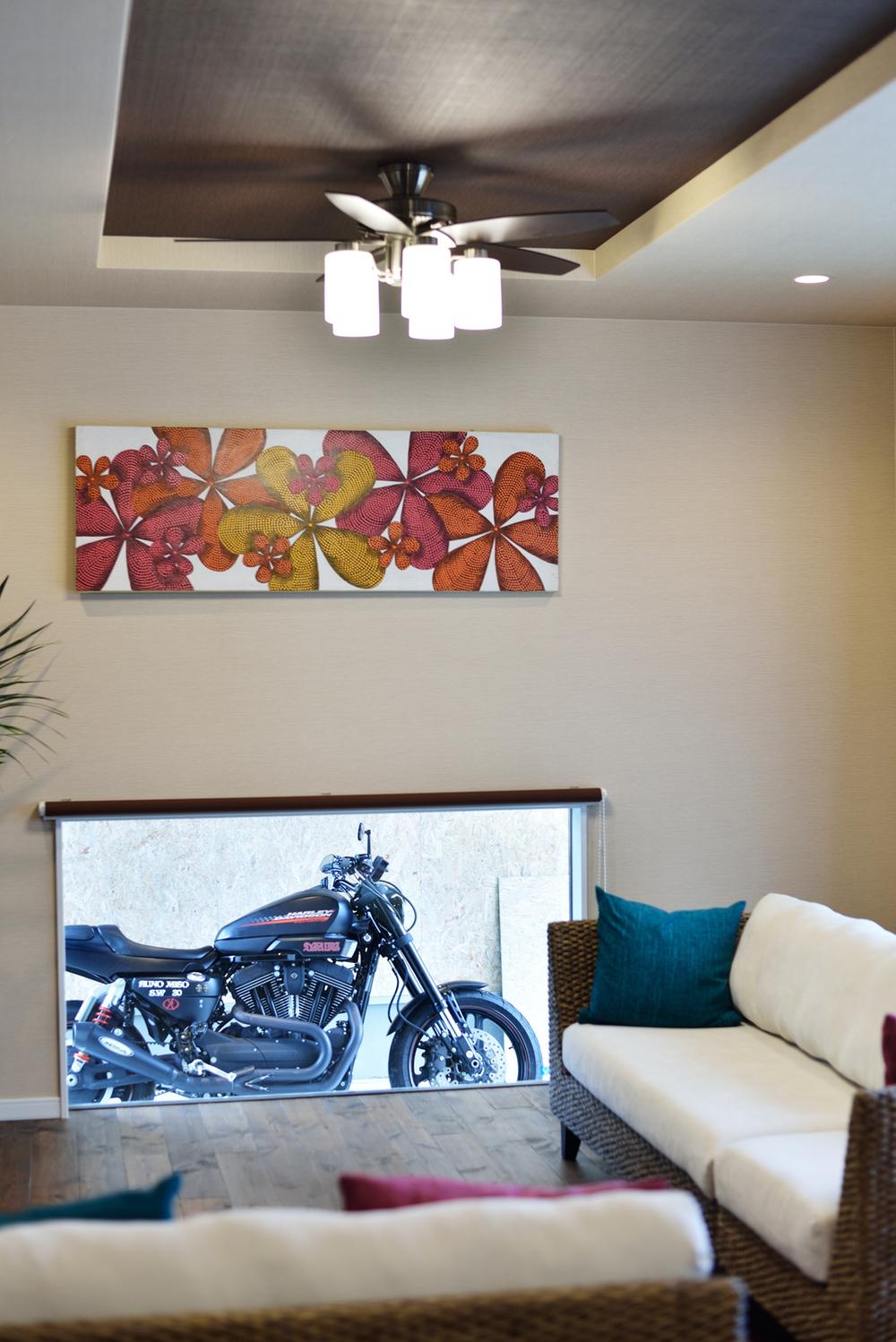 Same specifications photos (Other introspection). Living the car is a view to fully.  It was the theme of building a house to see the bike from the house. 