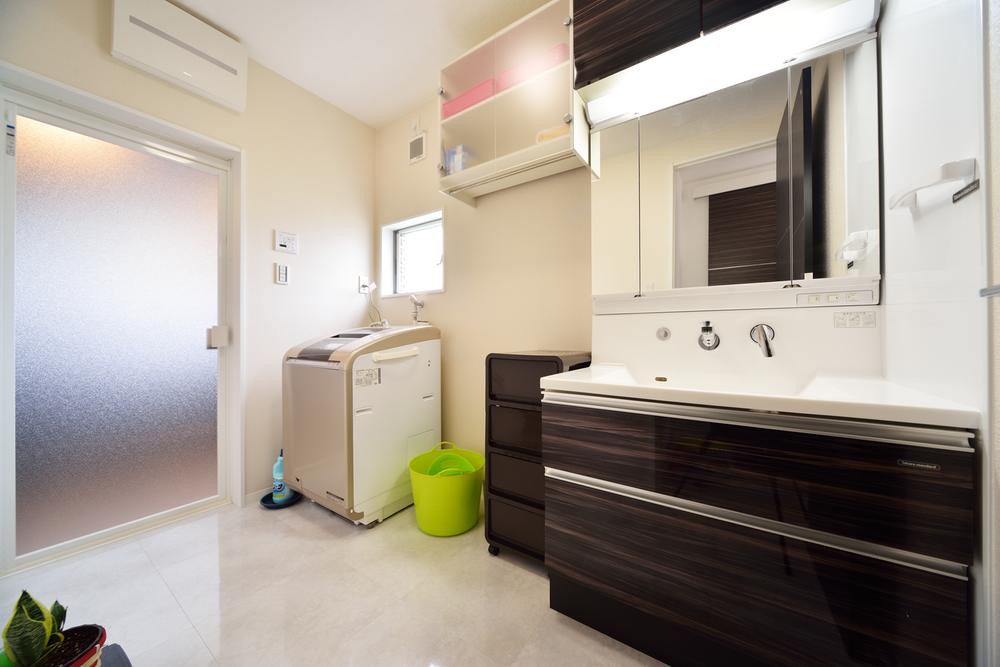 Wash basin, toilet. The sink and counter has become a design that eliminates the gap that dirt accumulates in the integrated. 