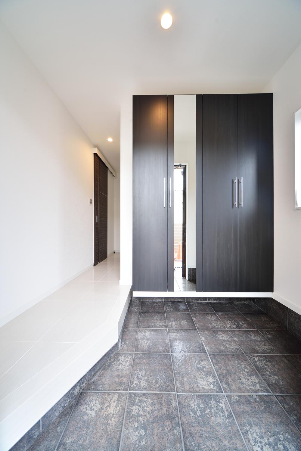 Entrance. Since the entrance also Doma also wide, It has been entered into the house without collapsed the stroller, It is very convenient because I can not cause the child fell asleep in the stroller. 