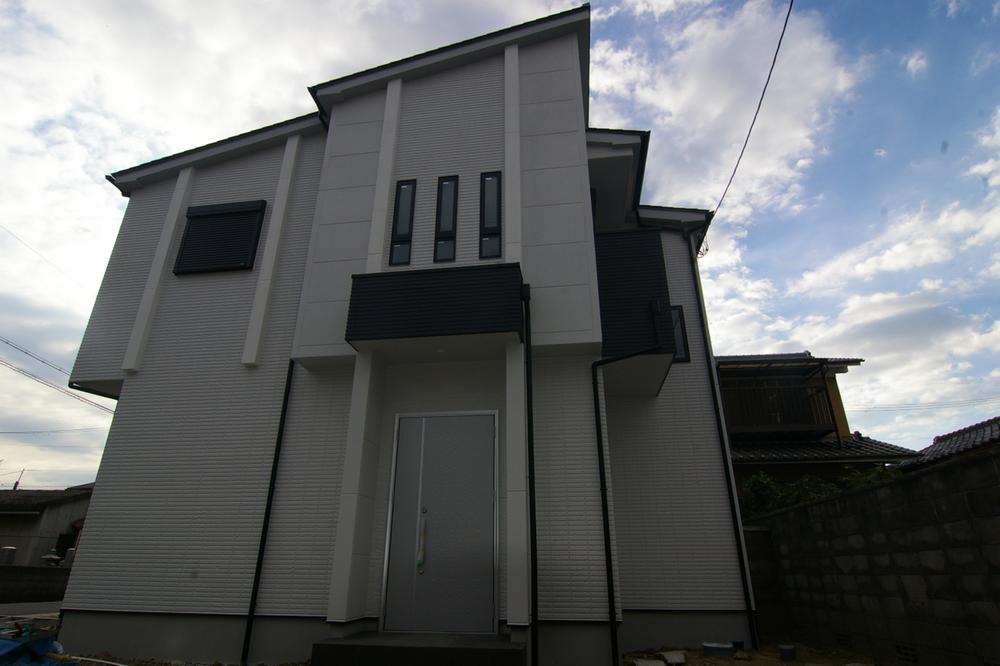 Same specifications photos (appearance). Good like to detail eaves and windows, Finished in appearance with a feeling of luxury of beautiful form. 