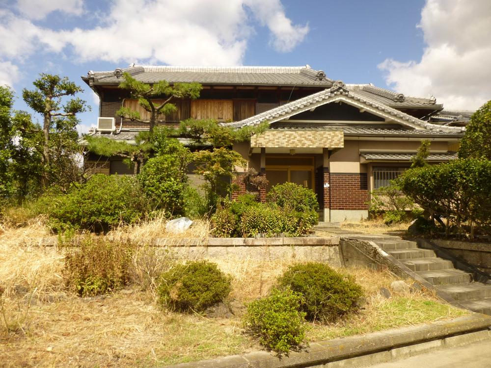 Local photos, including front road. Local Photos