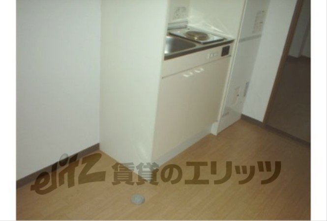 Other room space. Refrigerator yard