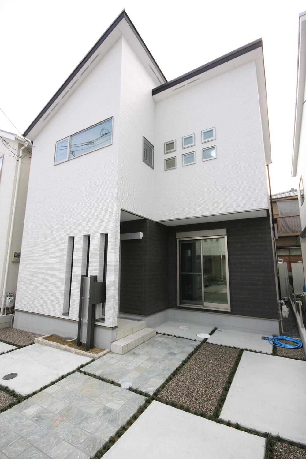 Local photos, including front road. Stylish appearance. Not just only good looks, It should delight even lighting and ventilation. 