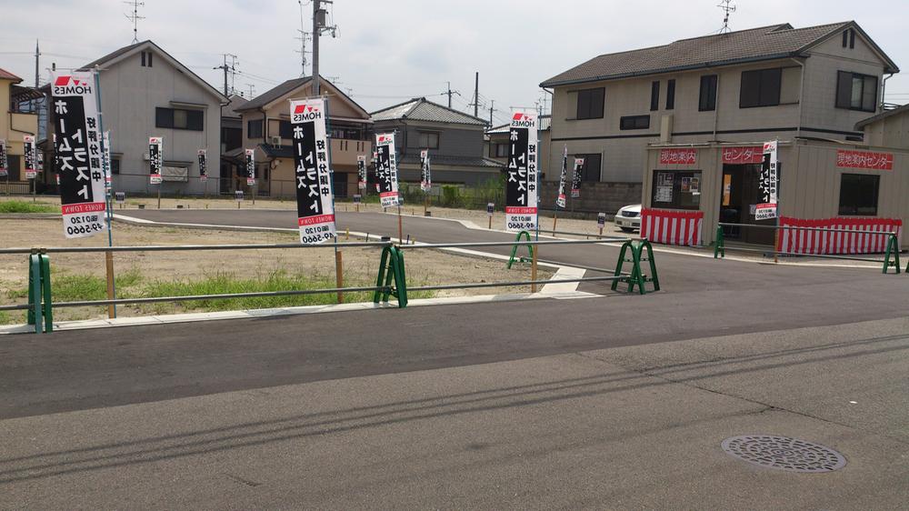 Local photos, including front road. A quiet residential area in the spacious front road
