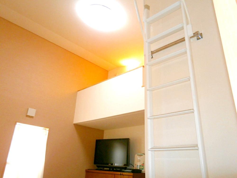 Non-living room. Indoor (12 May 2013) Shooting  Western-style with a loft