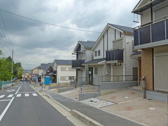 Local photos, including front road. Local sale photographic example