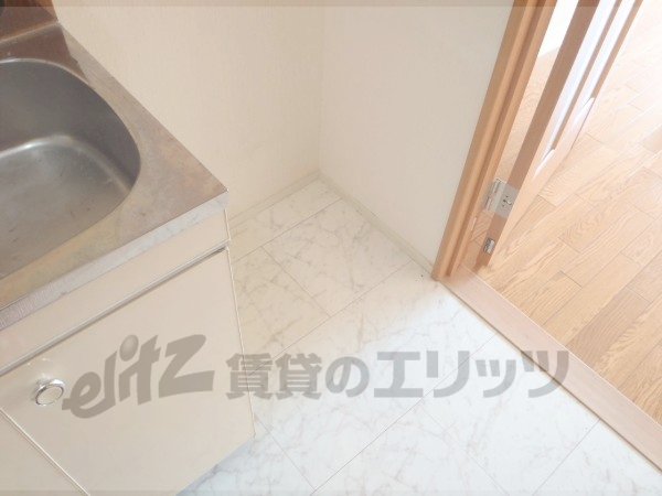 Other room space. Refrigerator yard