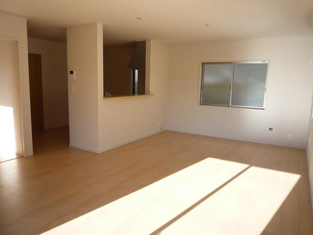 Living. Same construction photos (living) Bright living face-to-face kitchen Southeast lighting! 