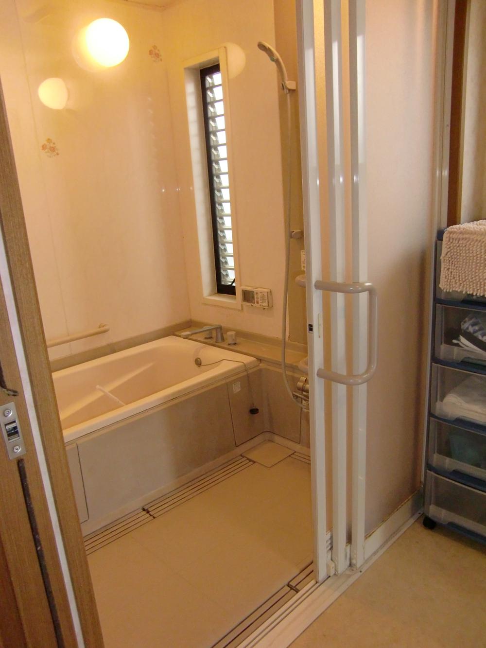 Bathroom. Three sliding door entrance of the barrier-free specification