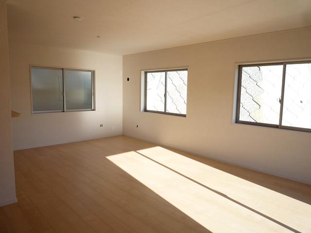 Same specifications photos (living). Same construction photos (living) Bright living face-to-face kitchen Southeast lighting!