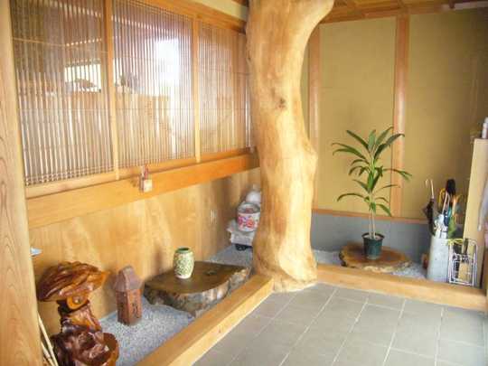 Local appearance photo. Entrance photo Pillar ・ Liang ・ All flooring and joinery, etc. have been using solid wood.