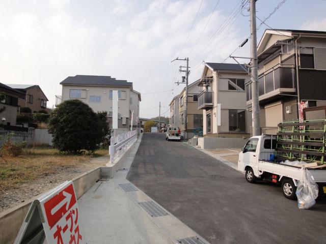 Local photos, including front road. Spacious front road