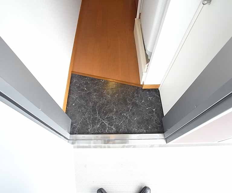 Entrance. It is a low entrance stepped.