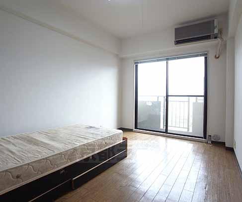 Living and room. Spacious room.