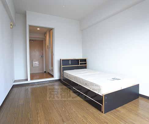 Living and room. Spacious room.