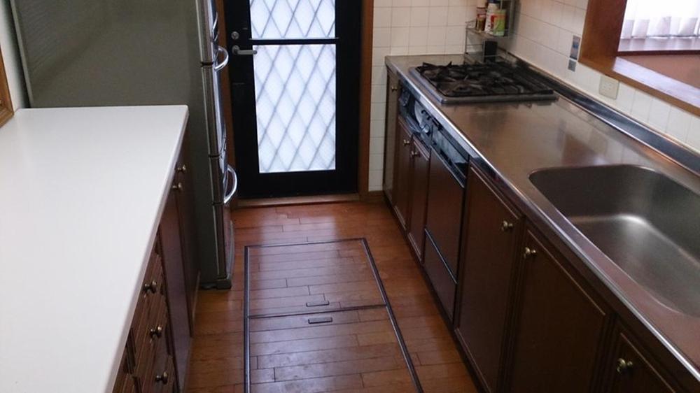 Kitchen. Optimal large kitchen shooting to dishes. (12 May 2013)