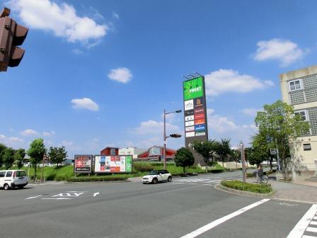 Supermarket. Furesuto Matsuiyamate to the store 457m