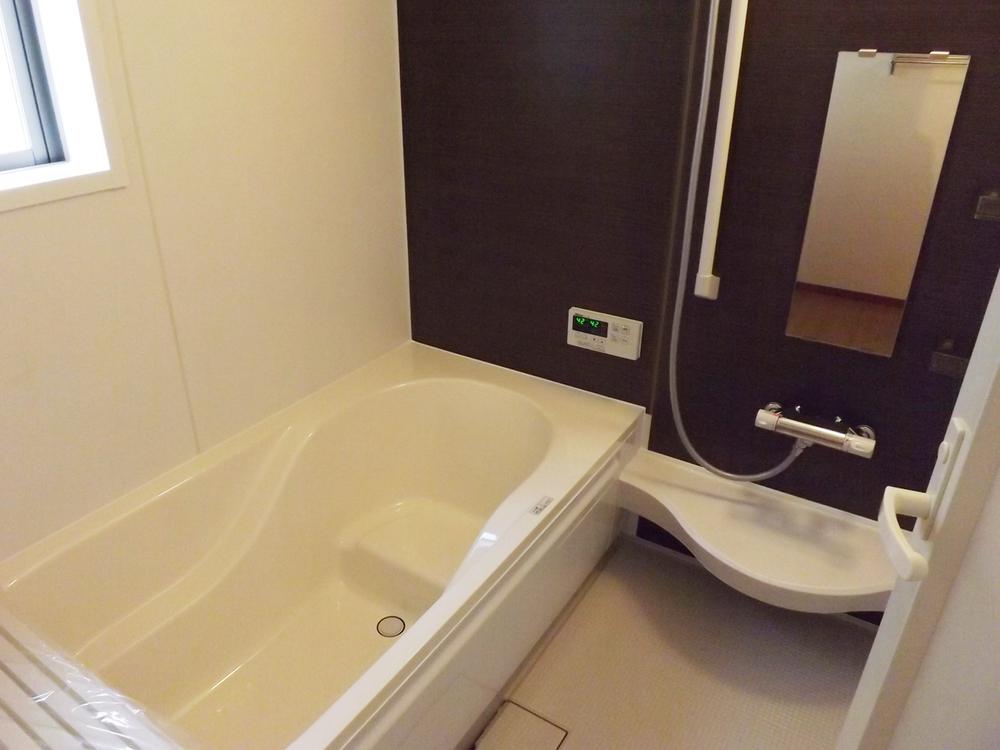 Bathroom. Water-saving tub! Bathtub warm! Insulated wall! Floor insulation! Dry floor!