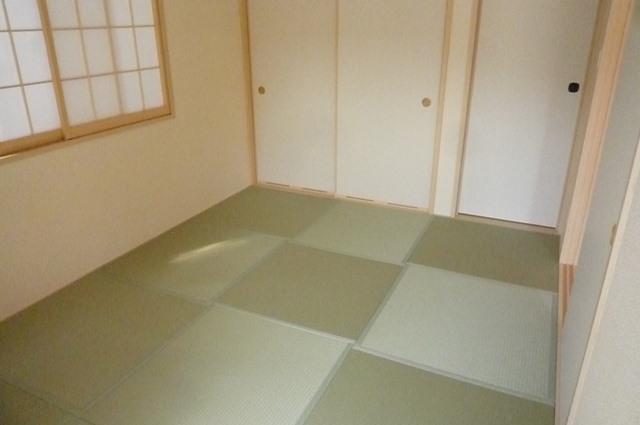 Other introspection. Slowly relaxing Japanese-style room.