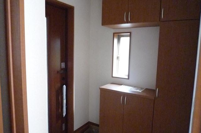 Entrance. Entrance refreshing! I'm happy with a large shoes BOX!