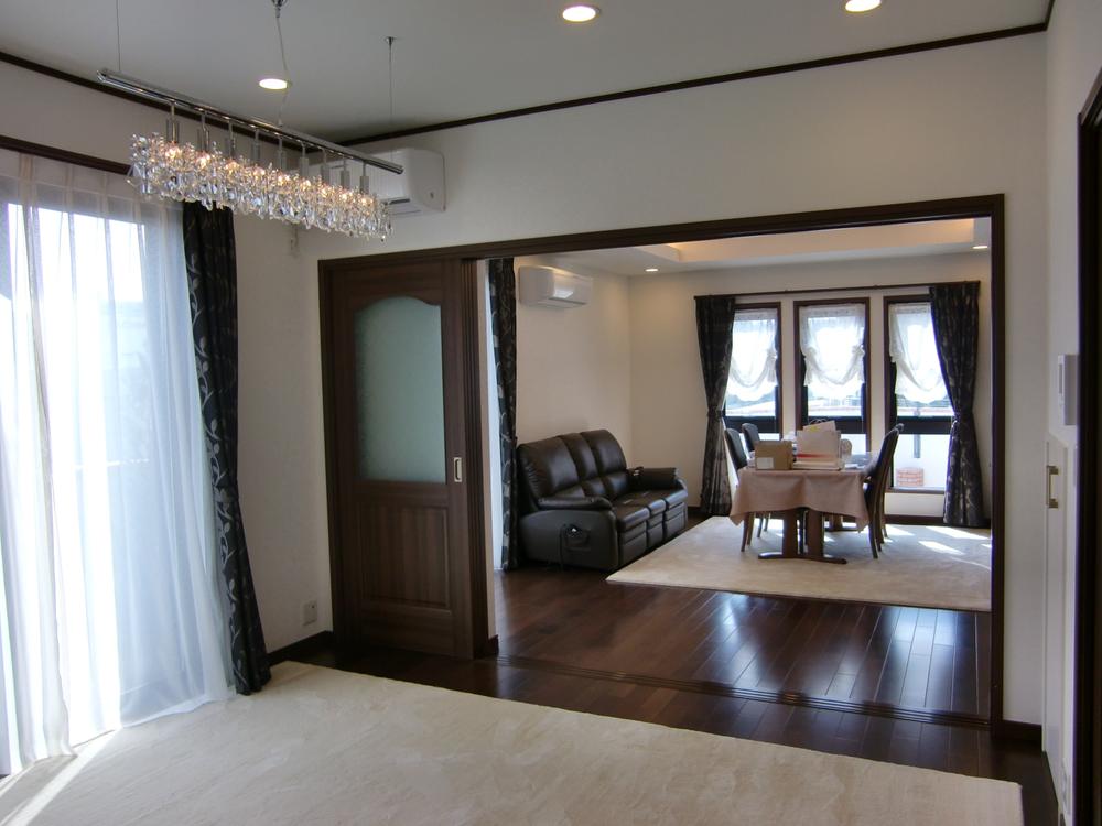 Living. east ・ There are openings on the south side, It spreads very bright space (chattel product is not attached)