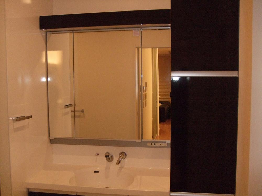 Wash basin, toilet. Indoor (12 May 2013) Shooting