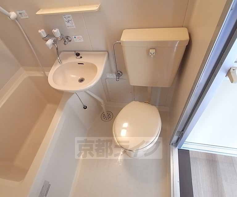 Toilet. Bath and toilet is integrated.