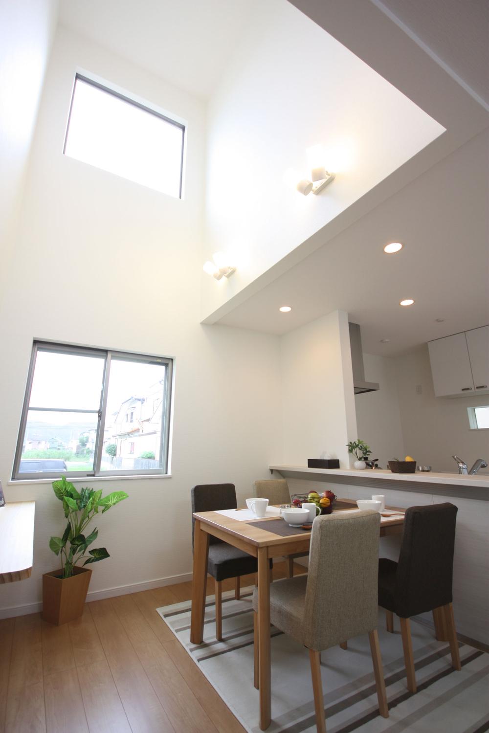 Building plan example (introspection photo). Dining top of the colonnade has a feeling of opening, Plug a lot of light from the window