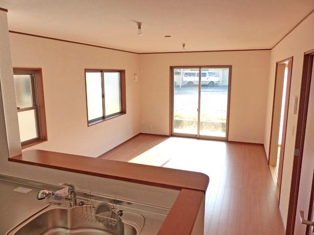 Living. Local photos (living) face-to-face kitchen adopted, Bright living room of southeast direction