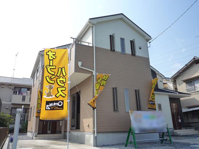 Local appearance photo. There is ample parking space