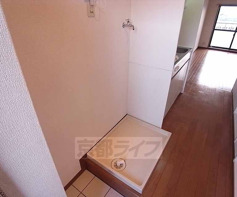 Other room space. This washing machine space.