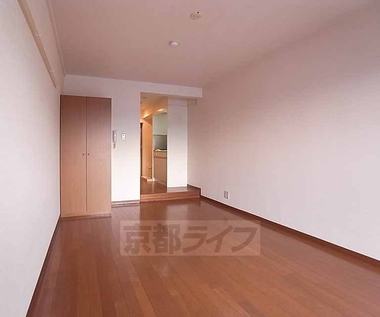 Living and room. 8.2 is the Pledge of Western-style.