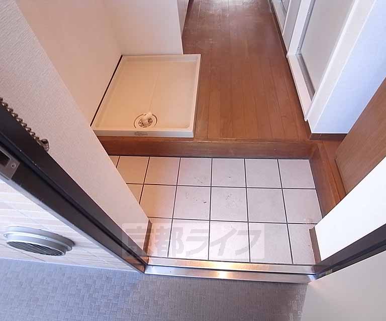 Entrance. It is a low entrance stepped.