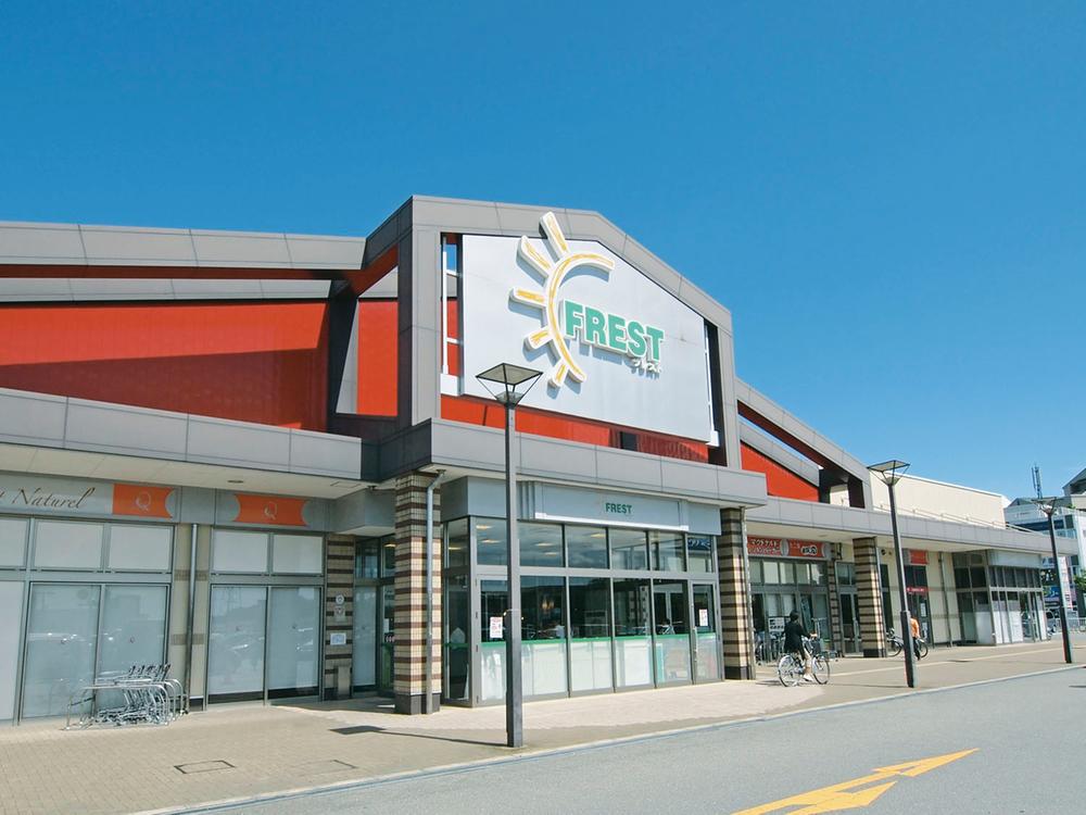 Supermarket. Large supermarket 780m Matsuiyamate Station to Furesuto. TSUTAYA and trendy cafes are adjacent to each other. Convenient for shopping your way home from work. 