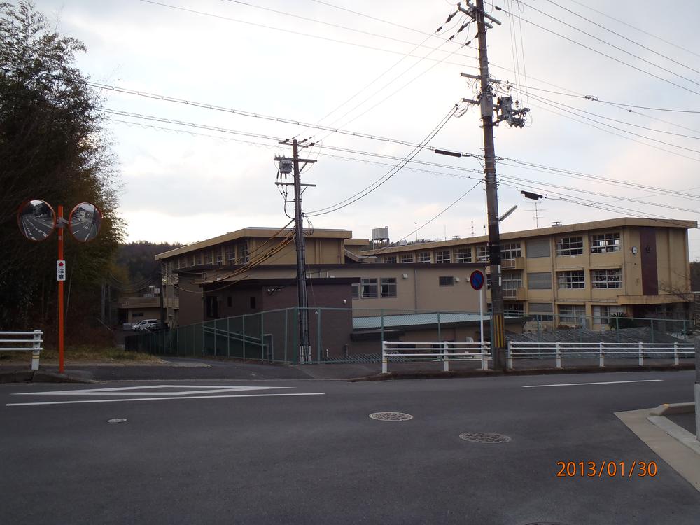 Primary school. 1000m to firewood elementary school