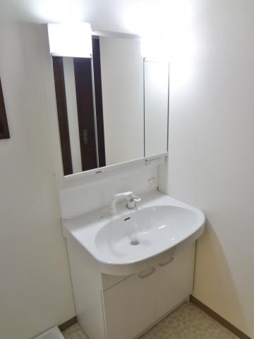 Wash basin, toilet. Wash