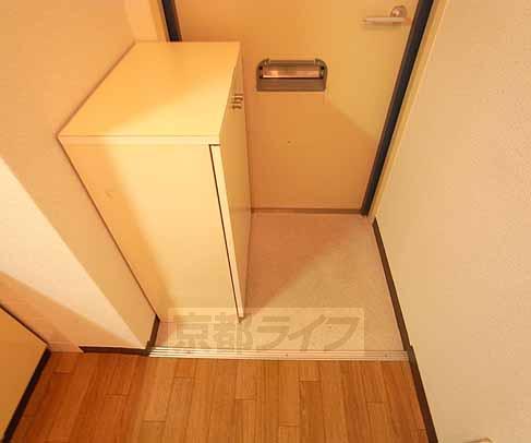 Entrance. There cupboard.