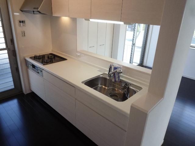 Kitchen. Artificial marble top plate, Water purifier with internal organs faucet