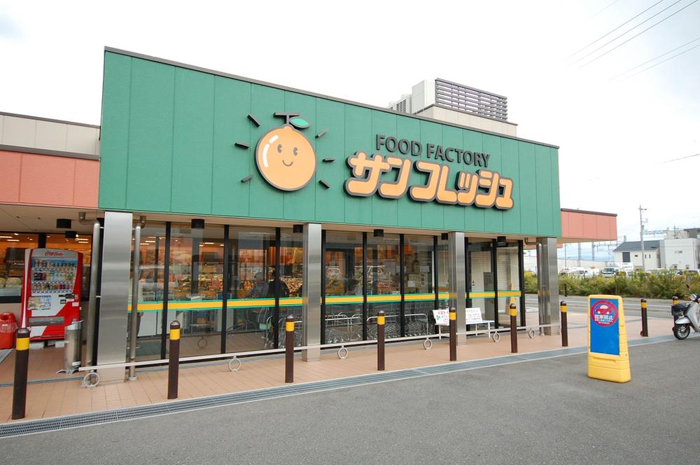 Supermarket. 2000m to SANFRESH