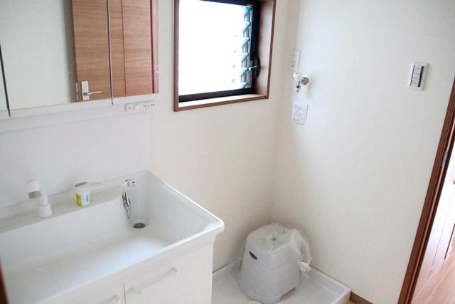 Other introspection. There mirror back storage, Wide wash ball