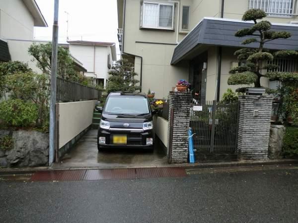 Parking lot. Almost no difference in height between the road
