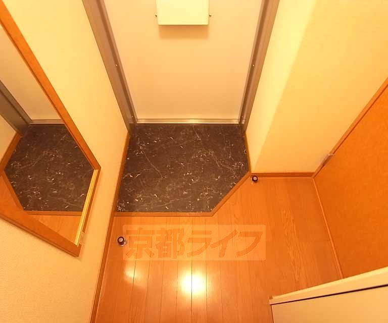 Entrance. It is a low entrance stepped.