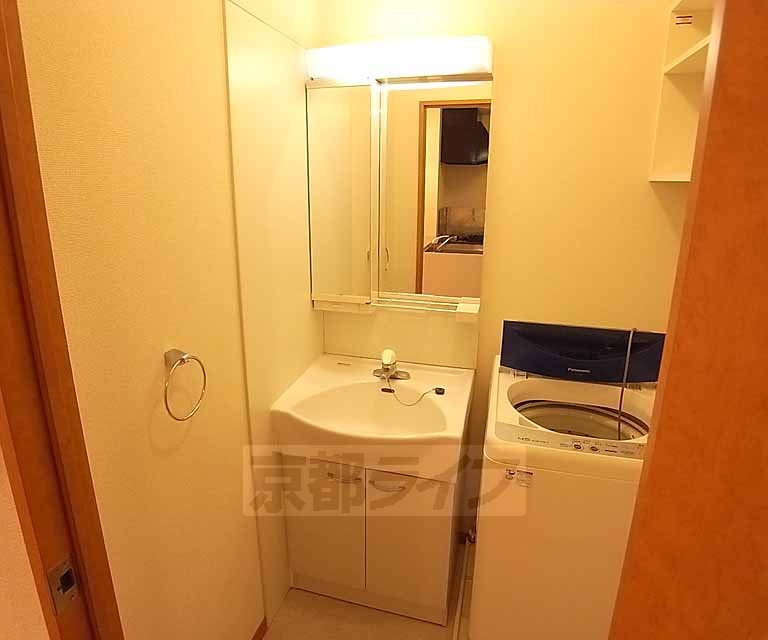 Washroom. Grooming pat.