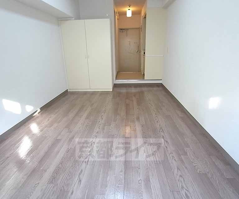 Living and room. It is a room in which a certain depth.