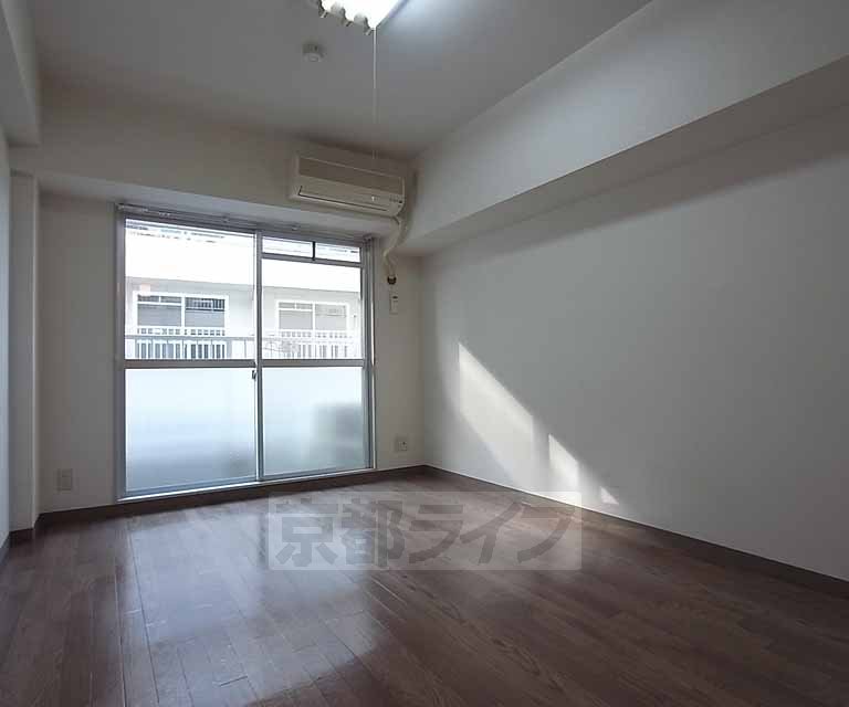 Living and room. Rooms reserved 8 pledge.